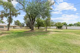 10801 W Caron Dr, Sun City, AZ 85351 - Photo 26