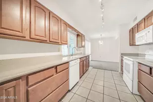 10802 W Hutton Dr, Sun City, AZ 85351 - Photo 6
