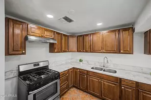 2031 N 37th Dr, Phoenix, AZ 85009 - Photo 12