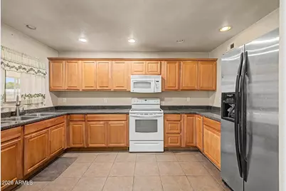 7812 W Clarendon Avenue, Phoenix, AZ 85033 - Photo 12