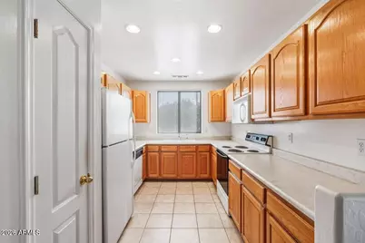8746 W Lisbon Lane W, Peoria, AZ 85381 - Photo 4