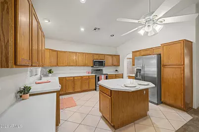 7672 W Betty Elyse Lane, Peoria, AZ 85382 - Photo 12