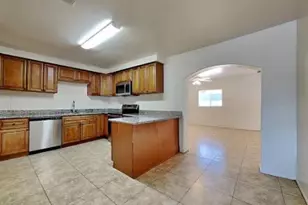 6118 W Hollyhock Dr, Phoenix, AZ 85033 - Photo 4