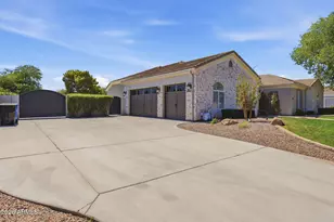 215 S Parkcrest St, Gilbert, AZ 85296 - Photo 2
