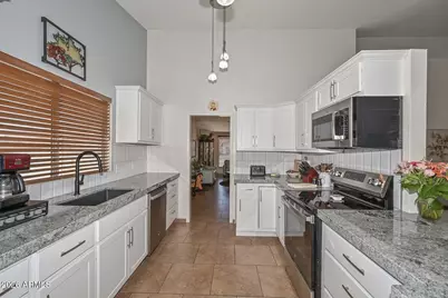 7637 W Dreyfus Drive, Peoria, AZ 85381 - Photo 2