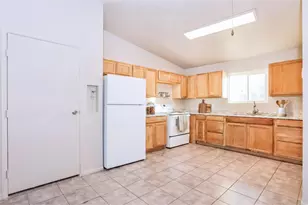465 W Ivyglen St, Mesa, AZ 85201 - Photo 2