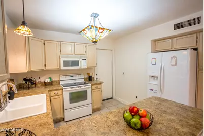 8011 W Laurel Lane, Peoria, AZ 85345 - Photo 10