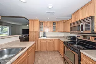 202 E Betty Elyse Ln, Phoenix, AZ 85022 - Photo 6