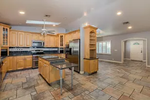 526 E Flynn Ln, Phoenix, AZ 85012 - Photo 8