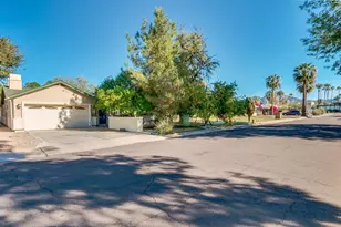 526 E Flynn Ln, Phoenix, AZ 85012 - Photo 2