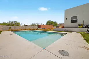 744 E Desert Ln, Phoenix, AZ 85042 - Photo 36