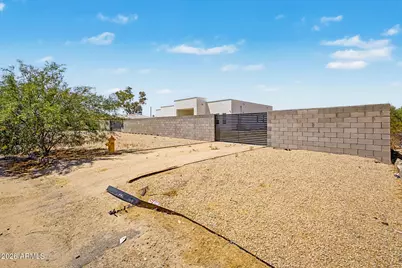 744 E Desert Lane, Phoenix, AZ 85042 - Photo 4