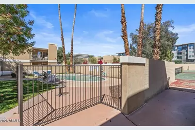 2233 E Highland Avenue #134, Phoenix, AZ 85016 - Photo 30