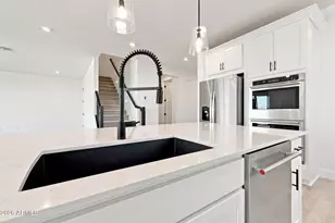 2122 W Desert View Dr, Phoenix, AZ 85041 - Photo 8