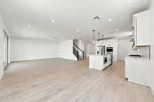 2122 W Desert View Dr, Phoenix, AZ 85041 - Photo 12