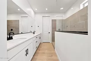 2122 W Desert View Dr, Phoenix, AZ 85041 - Photo 34