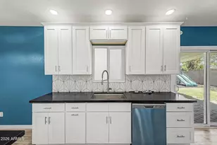 3601 E Laurel Ln, Phoenix, AZ 85028 - Photo 10