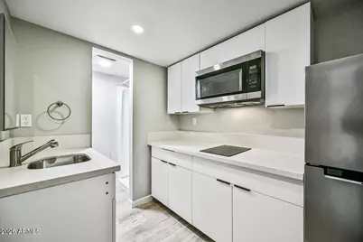 3025 N 32nd Street #Apt 13, Phoenix, AZ 85018 - Photo 6