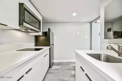 3025 N 32nd Street #Apt 13, Phoenix, AZ 85018 - Photo 10