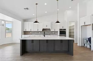 1686 E Carriage Ln, Phoenix, AZ 85086 - Photo 4