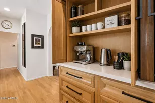 511 E Orange Dr, Phoenix, AZ 85012 - Photo 4