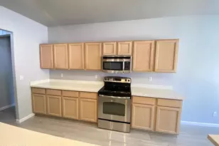 3358 E Wickieup Ln, Phoenix, AZ 85050 - Photo 12