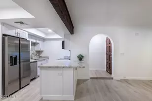 7557 N Dreamy Draw Dr, Phoenix, AZ 85020 - Photo 2