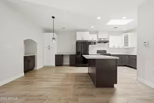 3221 N 37th St, Phoenix, AZ 85018 - Photo 1