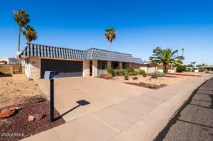 10706 W Pinion Ln, Sun City, AZ 85373 - Photo 2
