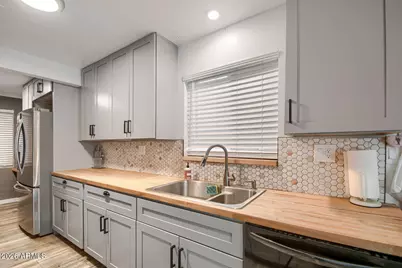 5047 N 39th Drive, Phoenix, AZ 85019 - Photo 18