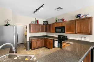 8146 W Groom Creek Rd, Phoenix, AZ 85043 - Photo 12
