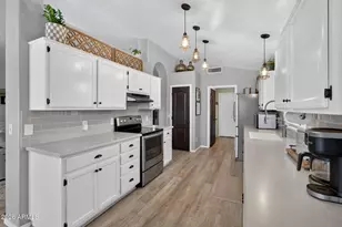 527 W Kelton Ln, Phoenix, AZ 85023 - Photo 10