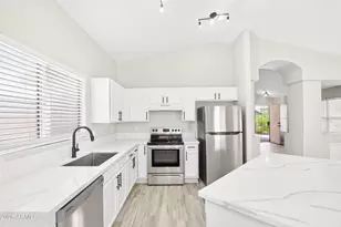 3046 W Abraham Ln, Phoenix, AZ 85027 - Photo 4