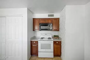 3235 W Country Gables Dr, Phoenix, AZ 85053 - Photo 4