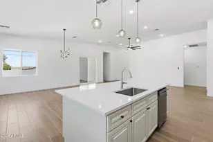 812 E Desert Dr S, Phoenix, AZ 85042 - Photo 32