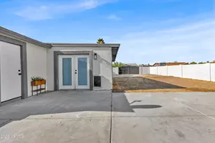 2216 N 68th Dr, Phoenix, AZ 85035 - Photo 32
