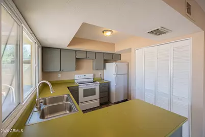 2812 S Cottonwood Drive, Tempe, AZ 85282 - Photo 10
