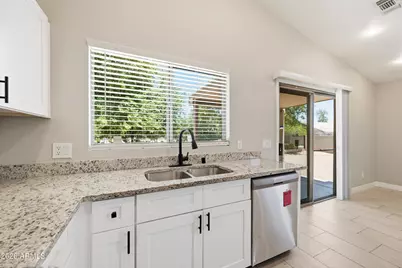 1616 E Desert Lane, Phoenix, AZ 85042 - Photo 8