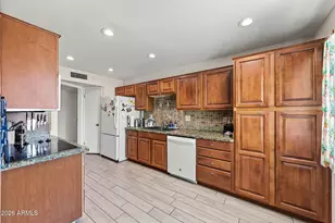 11137 W Palmeras Dr, Sun City, AZ 85373 - Photo 6