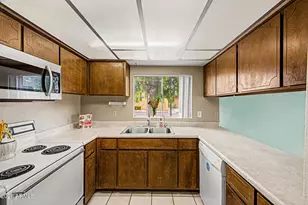 827 S Hacienda Dr, Tempe, AZ 85281 - Photo 2