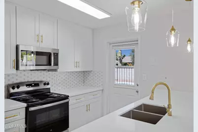 8426 E Monterey Way, Scottsdale, AZ 85251 - Photo 14