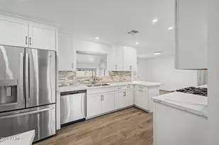 10002 W Desert Hills Dr, Sun City, AZ 85351 - Photo 4