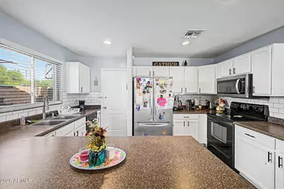 11426 W Madisen Ellise Drive, Surprise, AZ 85378 - Photo 8