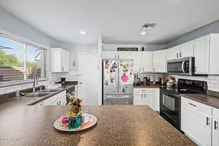 11426 W Madisen Ellise Dr, Surprise, AZ 85378 - Photo 8