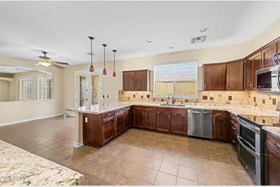17940 W Desert Lane, Surprise, AZ 85388 - Photo 10