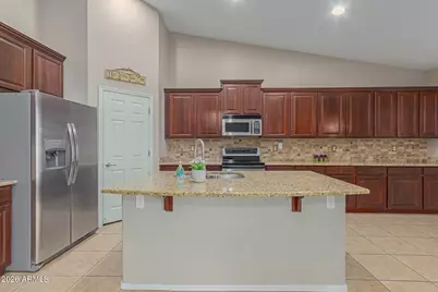 2206 W Fawn Drive, Phoenix, AZ 85041 - Photo 10