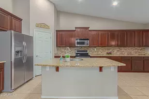2206 W Fawn Dr, Phoenix, AZ 85041 - Photo 10
