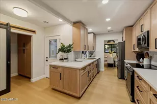 2038 E Cheery Lynne Rd, Phoenix, AZ 85016 - Photo 8