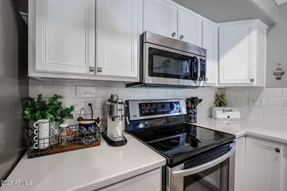 10405 W Patrick Lane, Peoria, AZ 85383 - Photo 6
