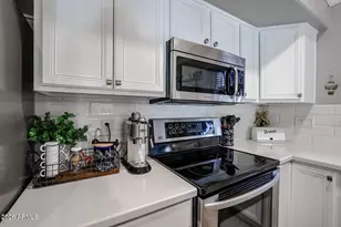 10405 W Patrick Ln, Peoria, AZ 85383 - Photo 6